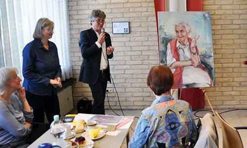 Sr. Antje Thielpape, Rita Lausberg (Künstlerin), Jürgen Belker-van den Heuvel (DAHW) und Monika Huesmann (Ruth-Pfau-Stiftung) bei der Präsentation des Gemäldes