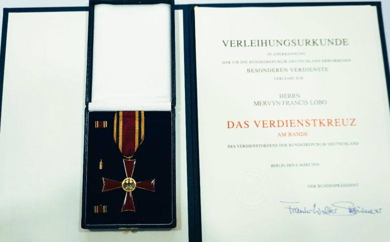 Bundesverdienstkreuz am Bande mit Urkunde für Mervyn Lobo